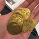 Imagen para el artículo titulado Una pareja encuentra un tesoro de monedas de oro mientras reformaba su casa